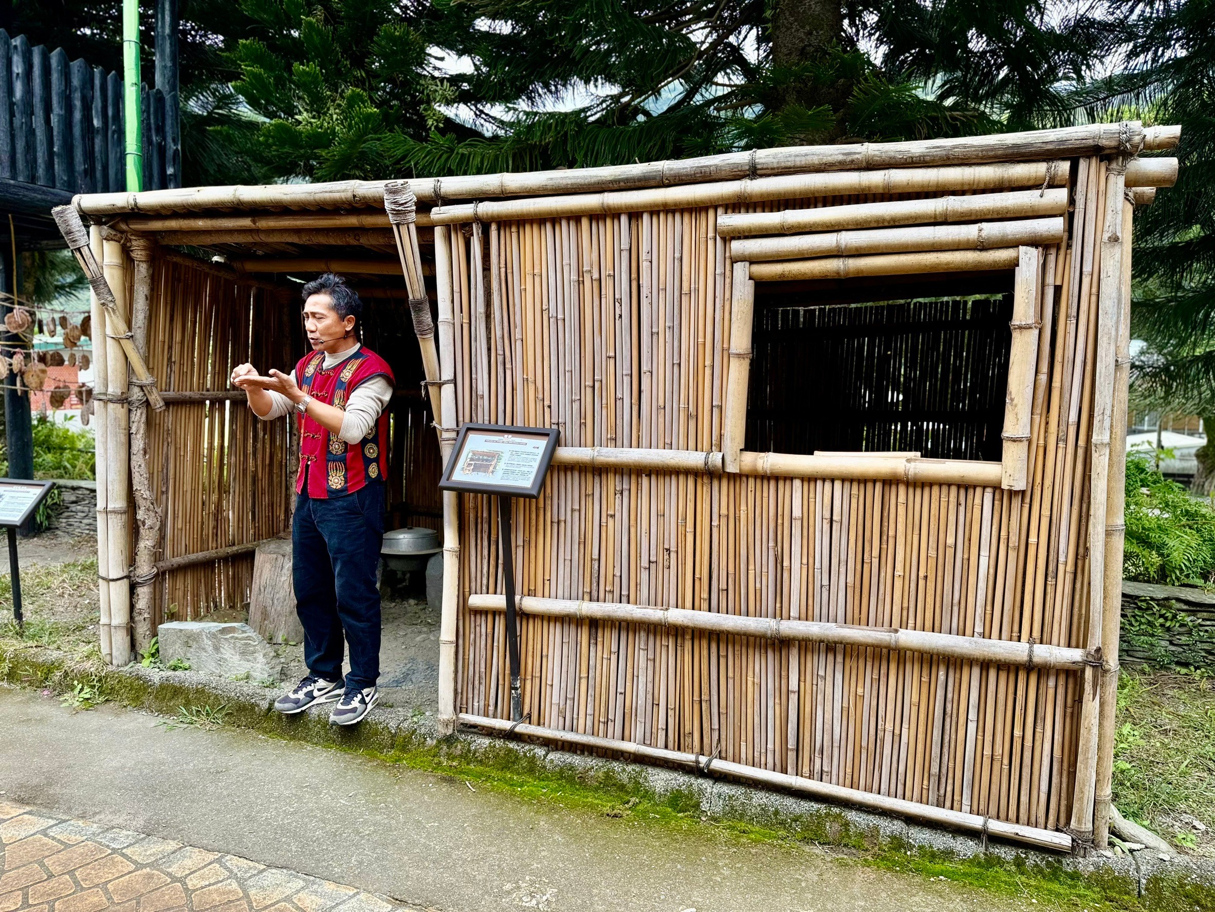 導覽解說排灣族竹屋歷史