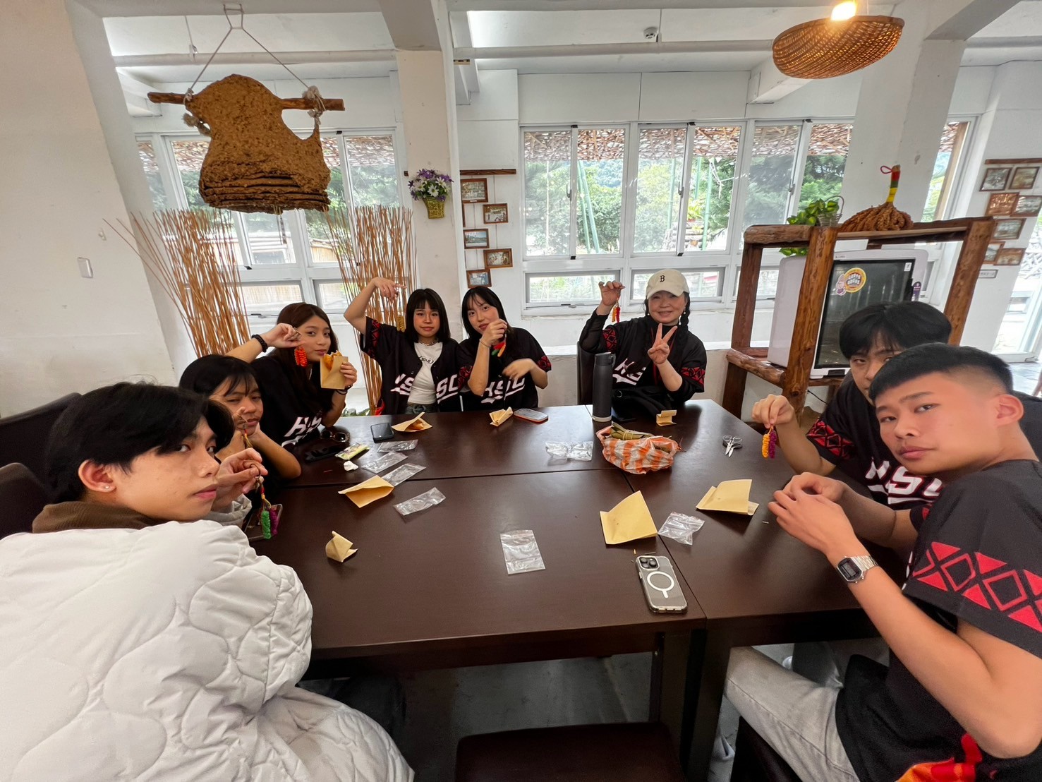 學生們做小米吊飾手作體驗