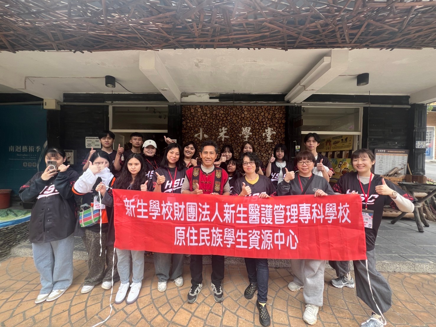 與導覽師合照