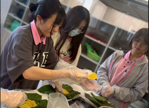 學生手作體驗排灣族美食(吉拿夫)