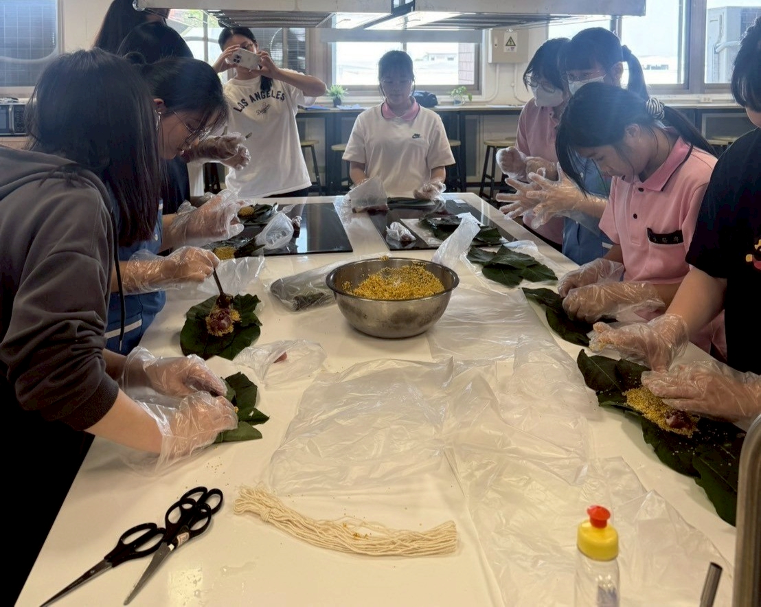 學生手作體驗排灣族美食(吉拿夫)