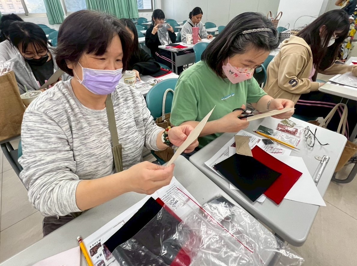 學生練習排灣族珠繡