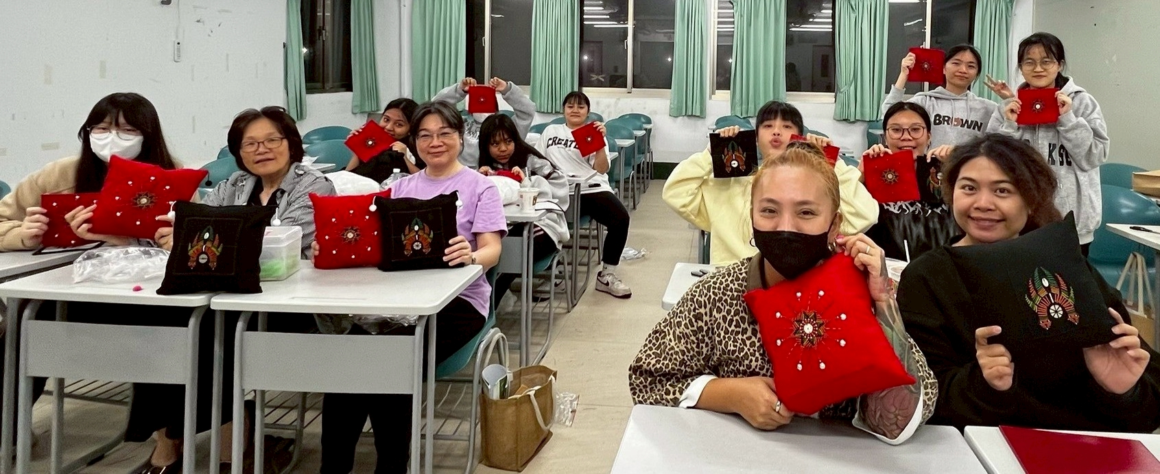 將珠繡作品縫製到抱枕大合照